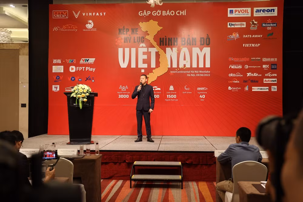 1.700 xe ô tô xếp hình bản đồ Việt Nam -0