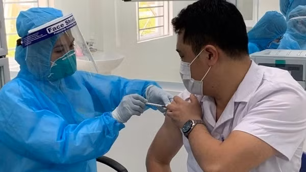 Ý kiến trái chiều về &nbsp;“yêu cầu viết cam kết nếu không tiêm vaccine” ảnh 2