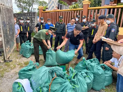 Trao thưởng các đơn vị phá chuyên án thu giữ 846 kg thuốc nổ -0