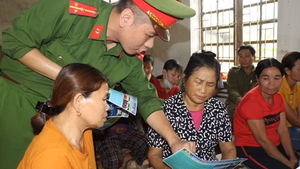 Đoàn Thanh niên Công an tỉnh Nghệ An&nbsp;tuyên truyền pháp luật đến tận bản làng
