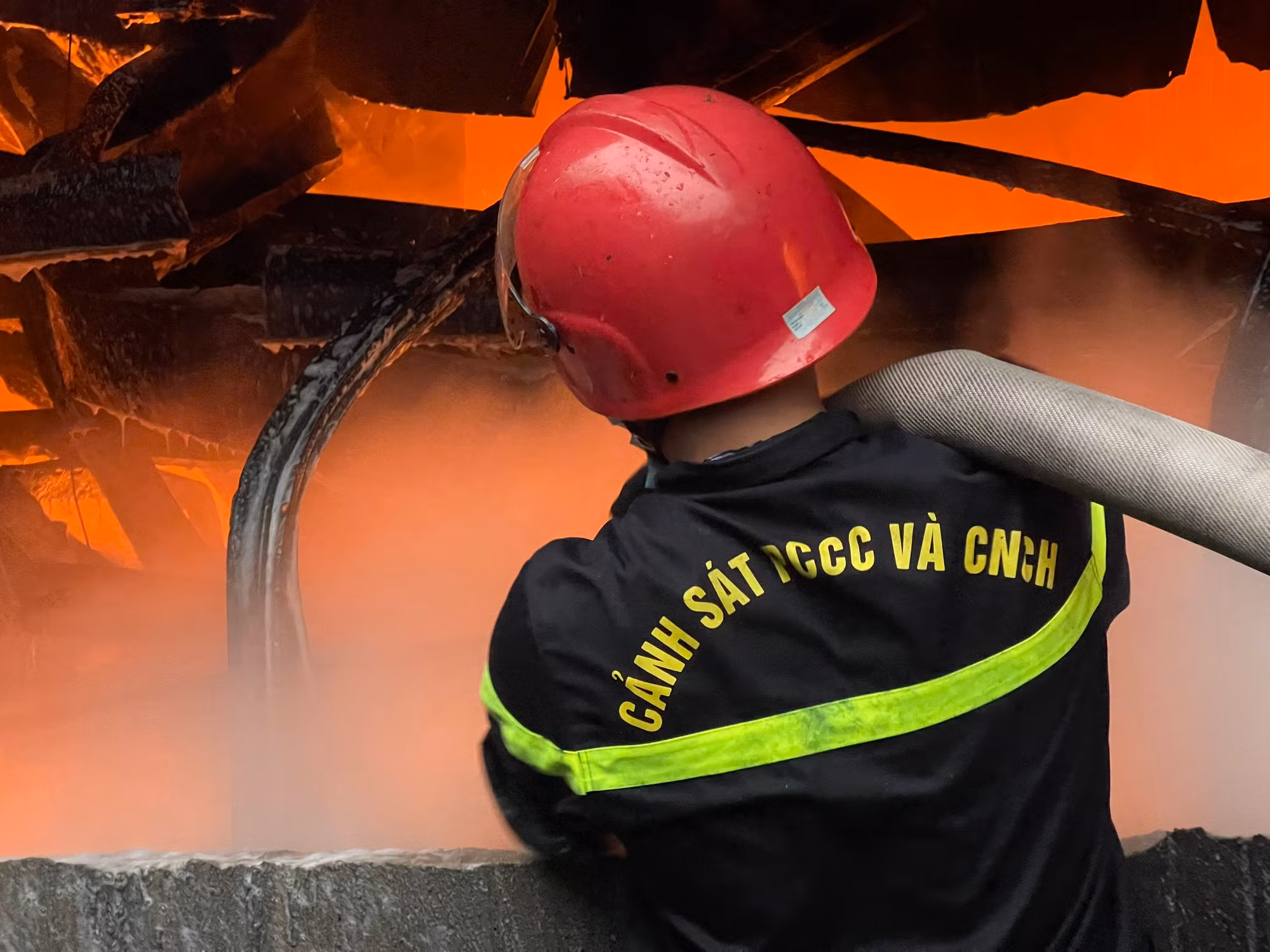 Cháy xưởng sản xuất giày dép rộng cả ngàn mét vuông trong cơn mưa lớn -6