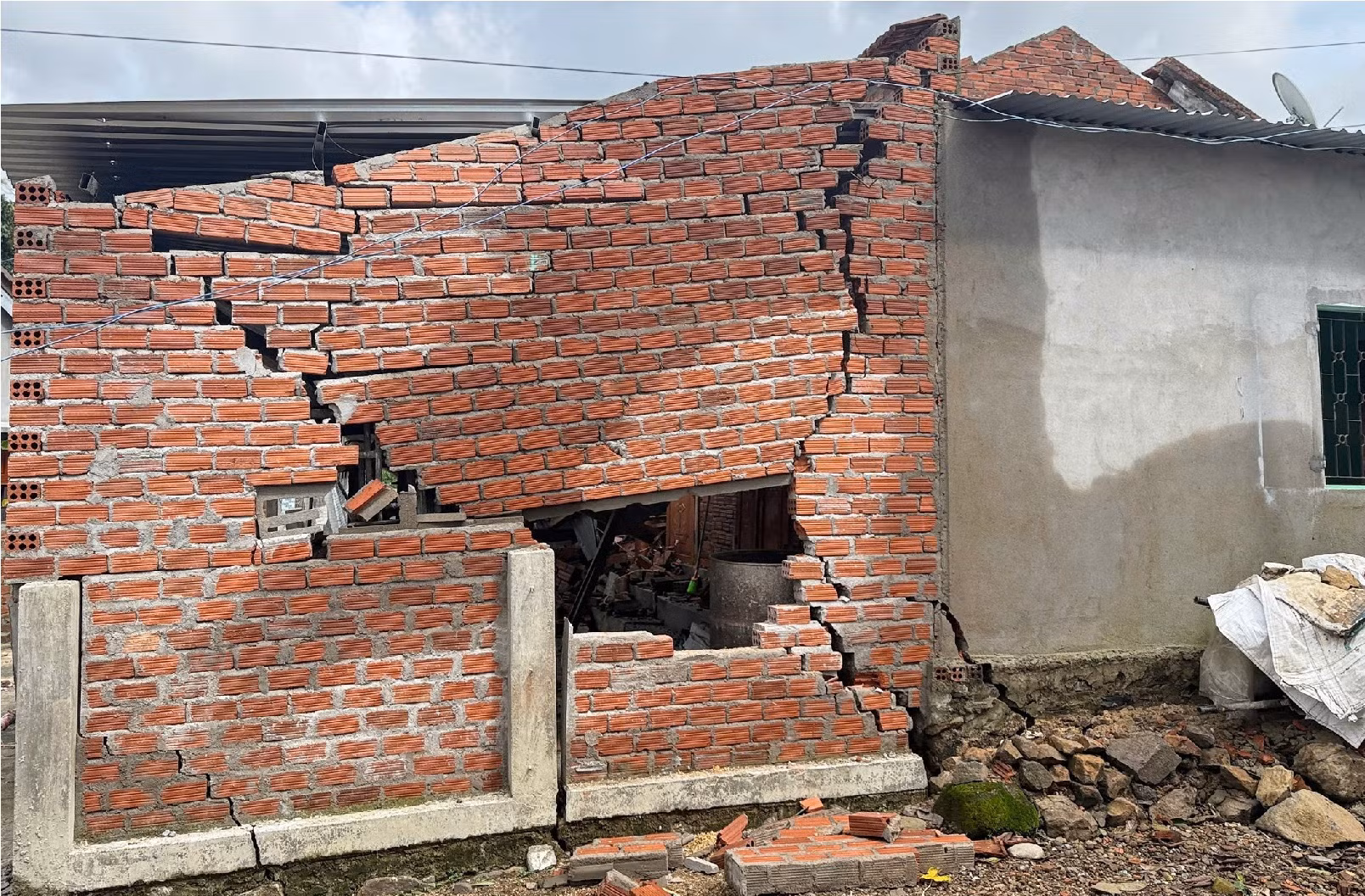 Sạt lở đất, sơ tán khẩn cấp hàng trăm người dân đến nơi an toàn -0
