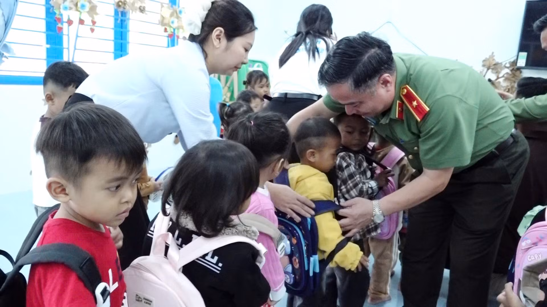 Đoàn công tác Bộ Công an tặng quà Trường Mầm non Hướng Dương ở Khánh Hòa bị ảnh hưởng mưa lũ -0