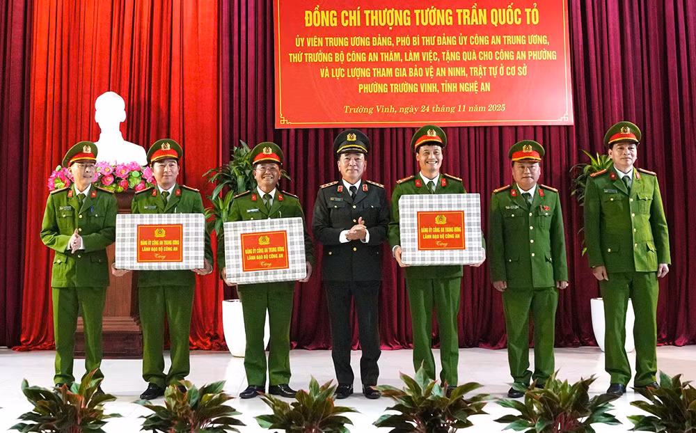 Thứ trưởng Trần Quốc Tỏ thăm, làm việc tại Công an xã Vạn An và Công an phường Trường Vinh -1