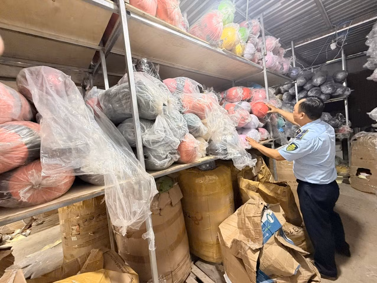 Phát hiện hàng tấn hàng hoá không rõ nguồn gốc, xuất xứ -0