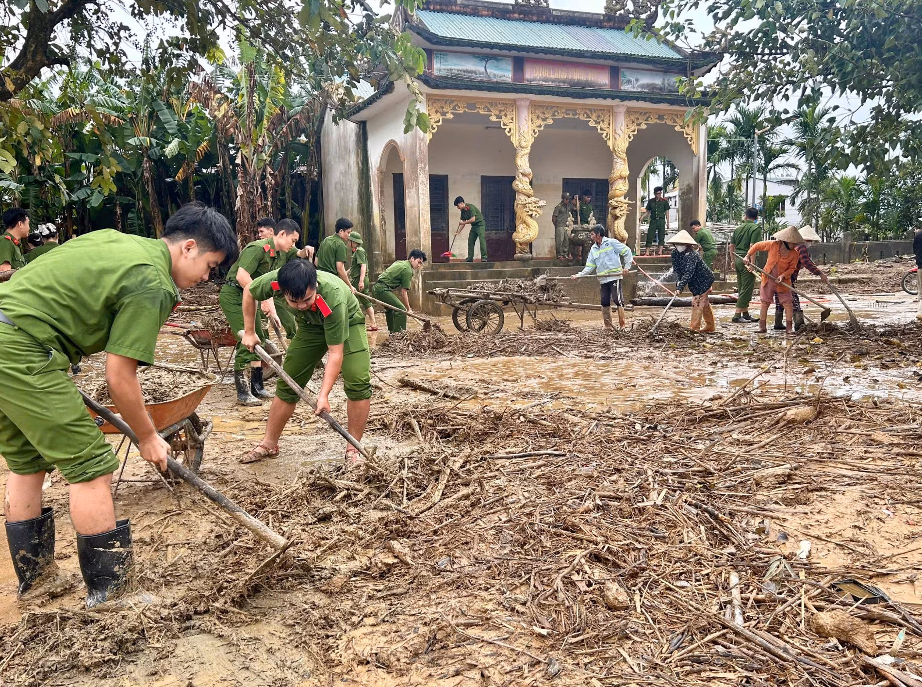 Trường Đại học Cảnh sát nhân dân chung tay cùng nhân dân vùng lũ Đà Nẵng -0