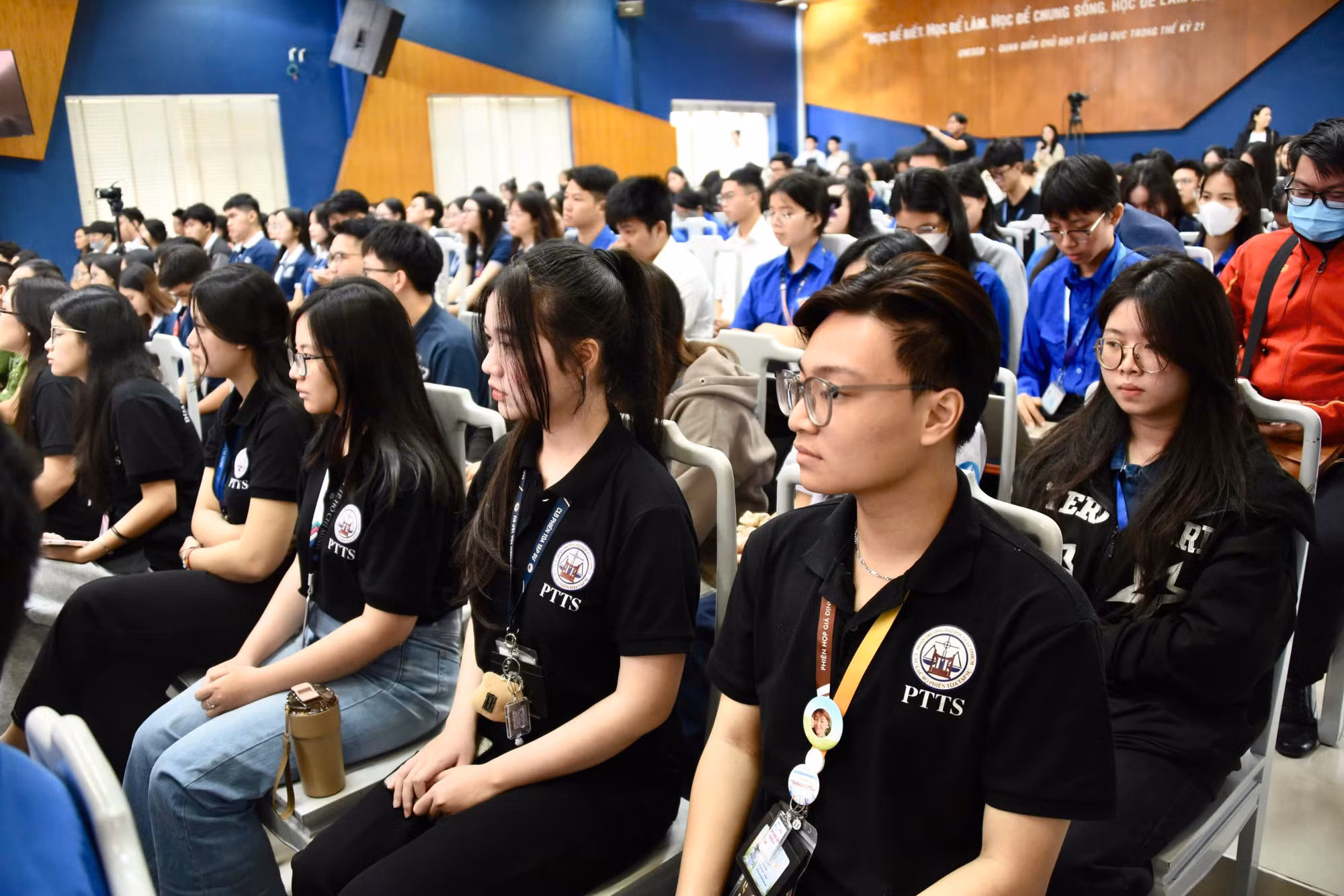 Tuyên truyền pháp luật về an toàn giao thông bằng phiên tòa giả định thu hút đông đảo sinh viên -0