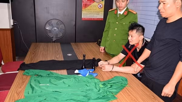 Bắt đối tượng người nước ngoài đập kính hàng loạt ô tô trộm cắp tài sản