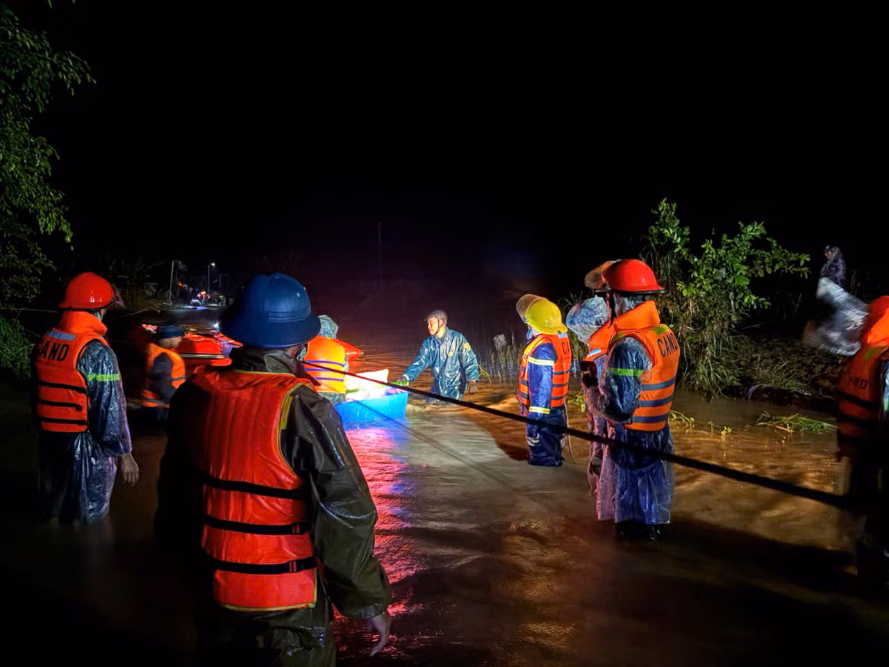 Công an tỉnh Đắk Lắk nỗ lực giúp dân vùng lũ lụt ở phía Đông -0