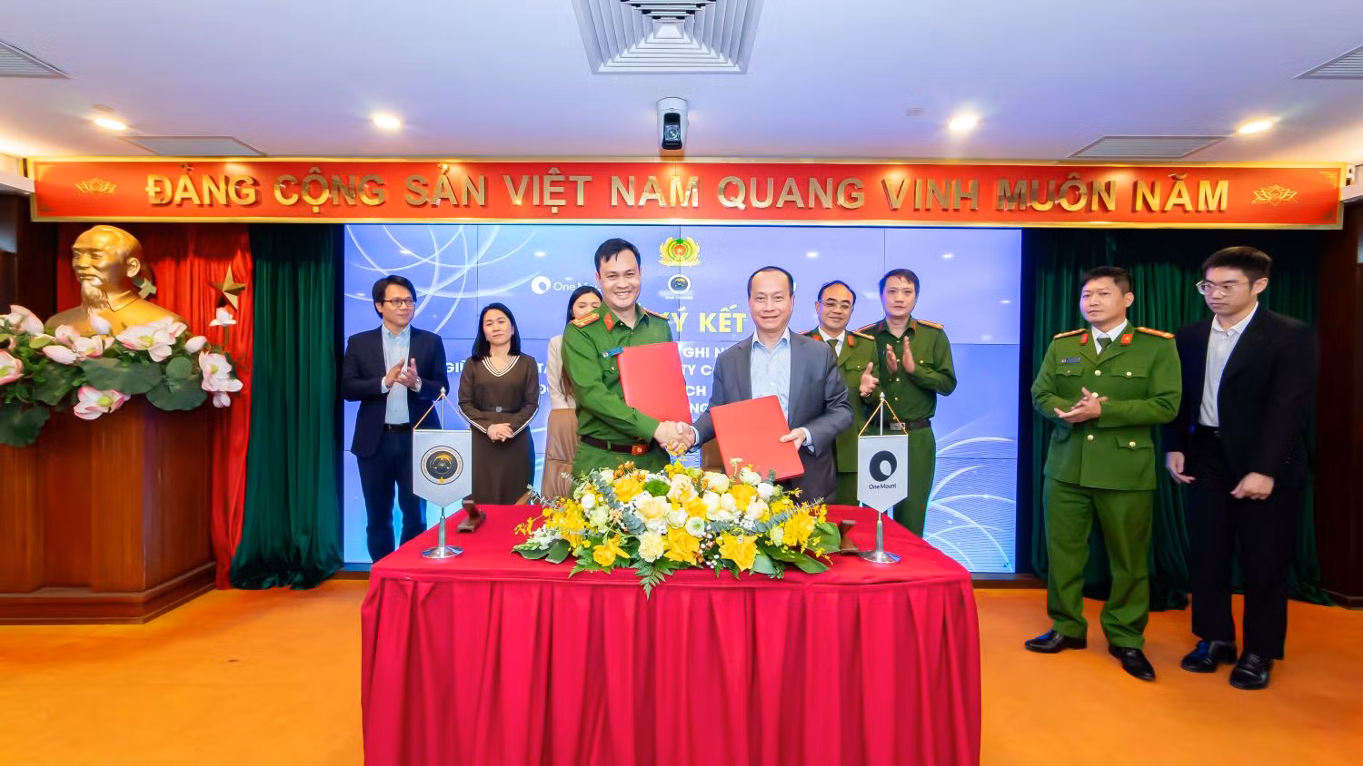 Triển khai dịch vụ xác thực điện tử qua VNeID trên ứng dụng OneU ảnh 2 Triển khai dịch vụ xác thực điện tử qua VNeID trên ứng dụng OneU -1