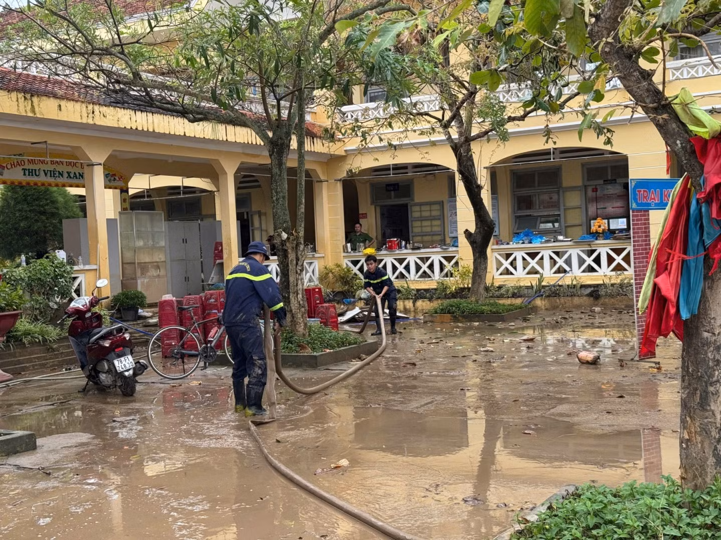 Công an TP Hồ Chí Minh cử hơn 500 cán bộ chiến sĩ đến các tỉnh giúp người dân vùng lũ -0