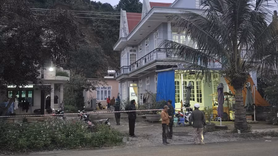 Quả đồi nứt toác, khẩn cấp di dời dân trong đêm -0