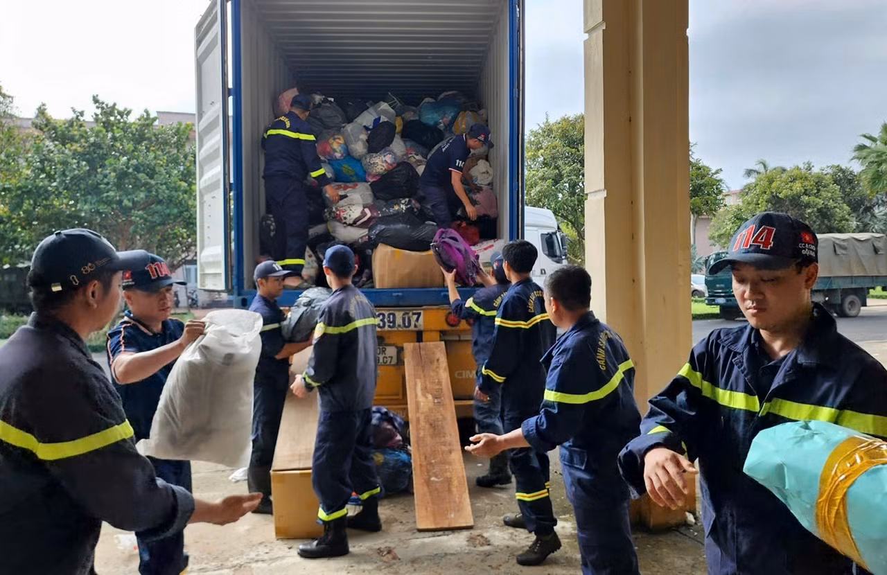 Vừa dọn dẹp vừa vận chuyển 55 tấn hàng giúp người dân vùng lũ -1
