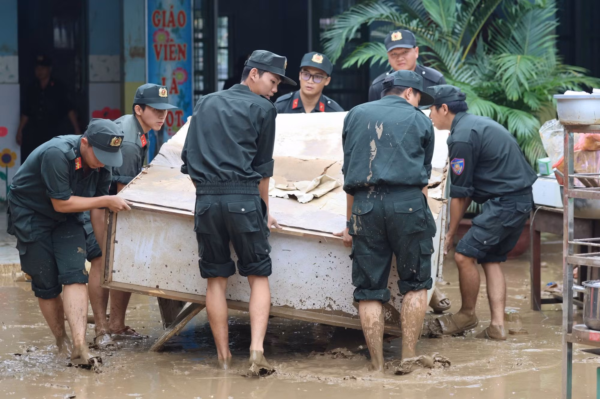 Công an TP Hồ Chí Minh cử hơn 500 cán bộ chiến sĩ đến các tỉnh giúp người dân vùng lũ -1