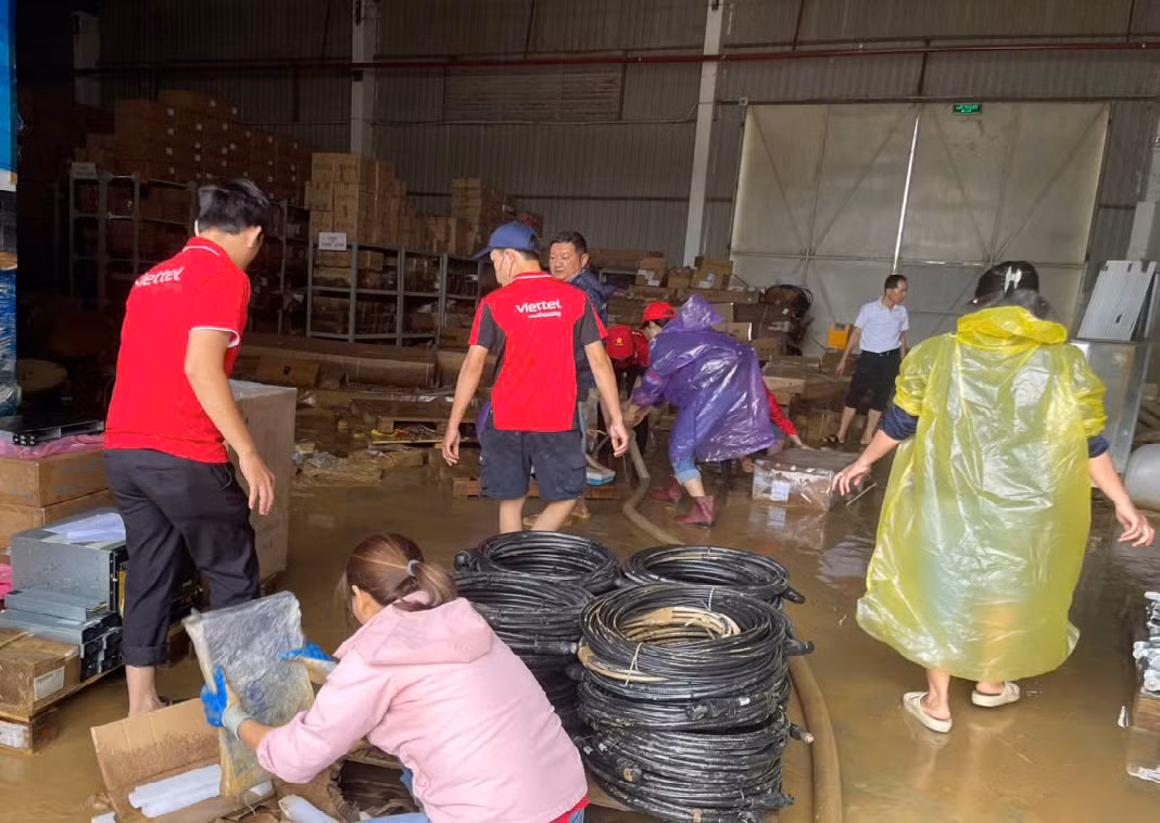 Viettel đồng hành với người dân vùng thiên tai -0