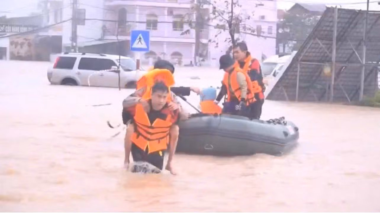 Công an tỉnh Gia Lai cứu trợ, giúp dân trong lũ lụt -0