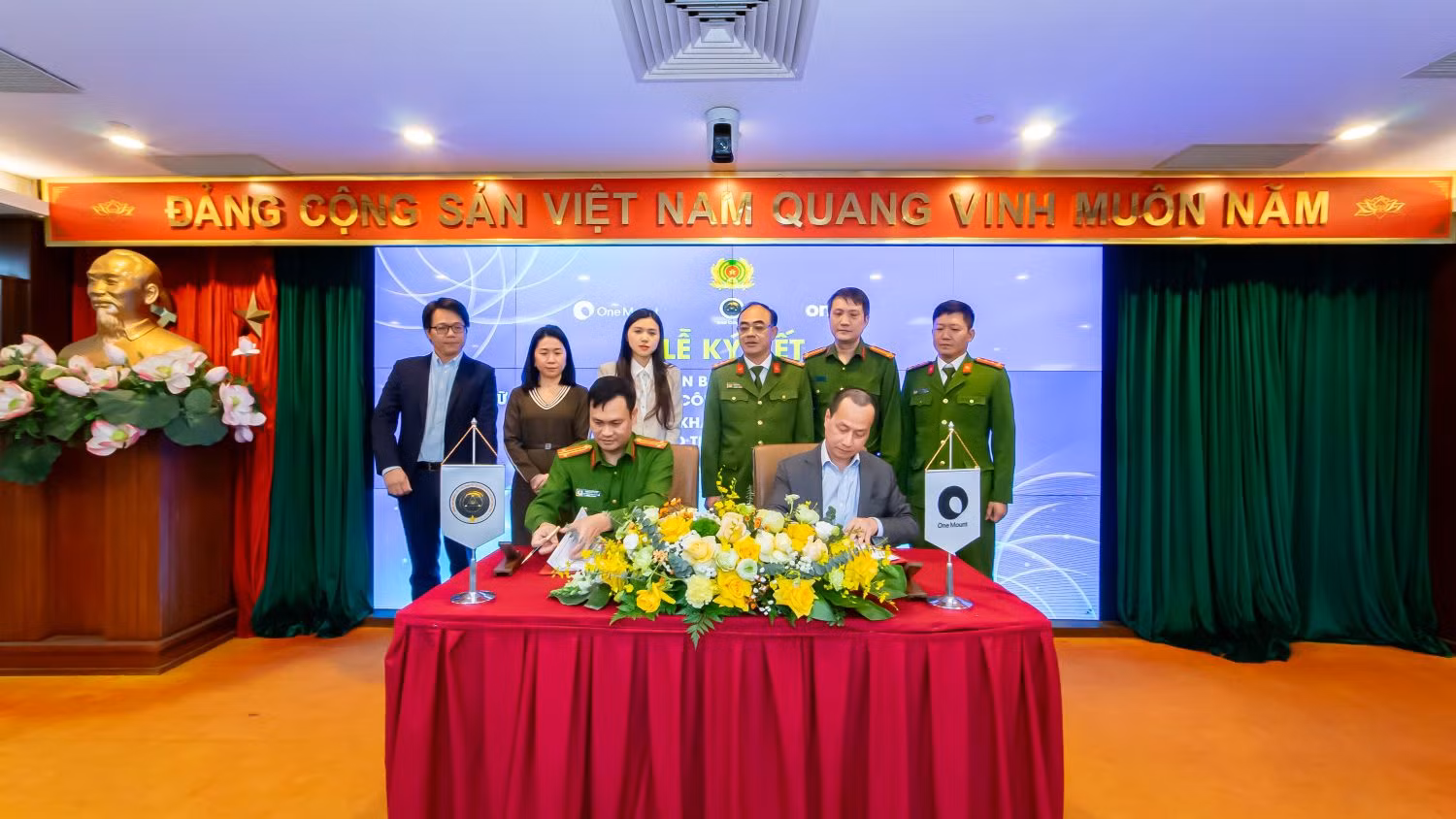 Triển khai dịch vụ xác thực điện tử qua VNeID trên ứng dụng OneU ảnh 1 Triển khai dịch vụ xác thực điện tử qua VNeID trên ứng dụng OneU -0