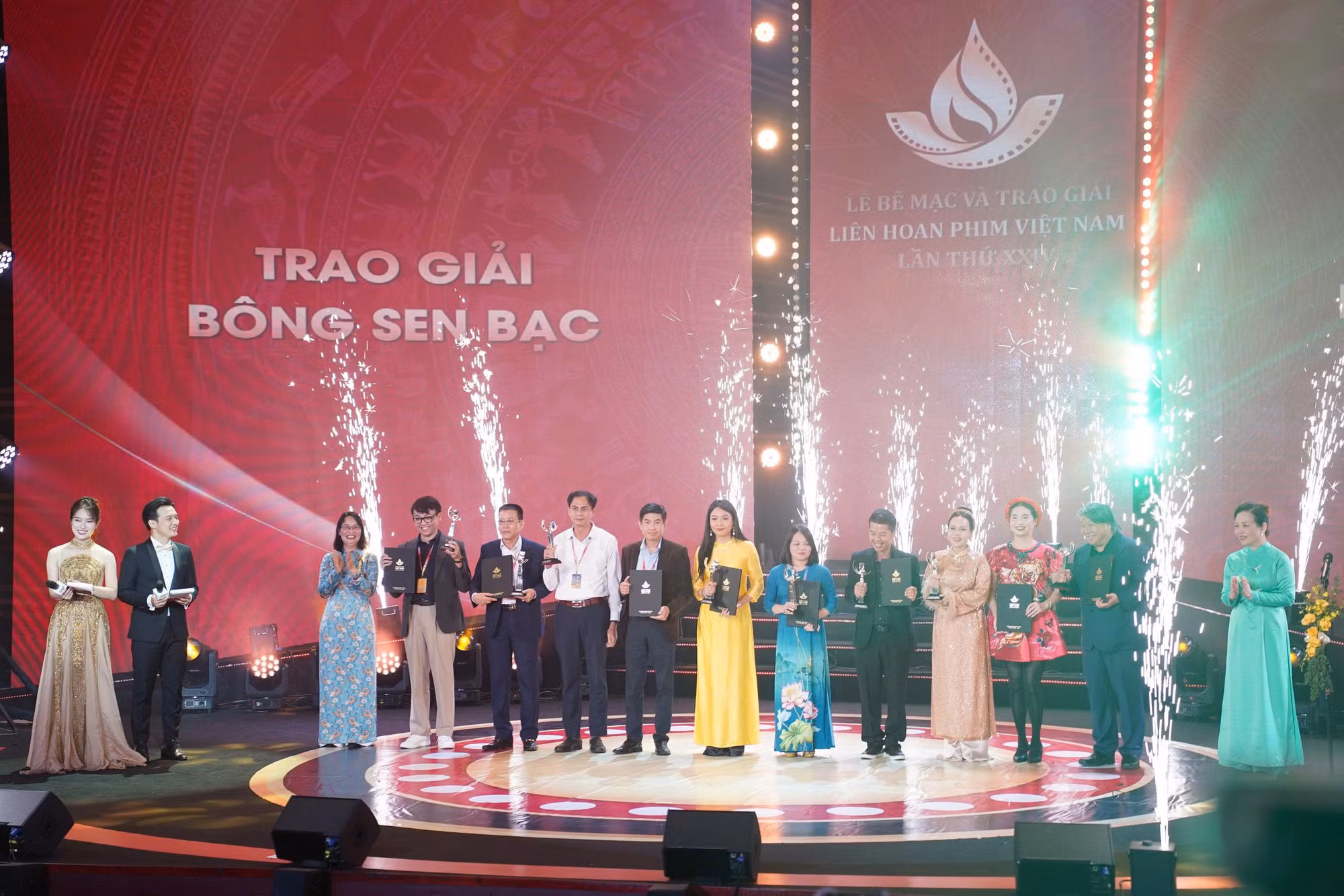 Bộ phim “Mưa đỏ” thắng giải Bông Sen Vàng và giải Bông Sen Bạc được trao cho ba bộ phim -0