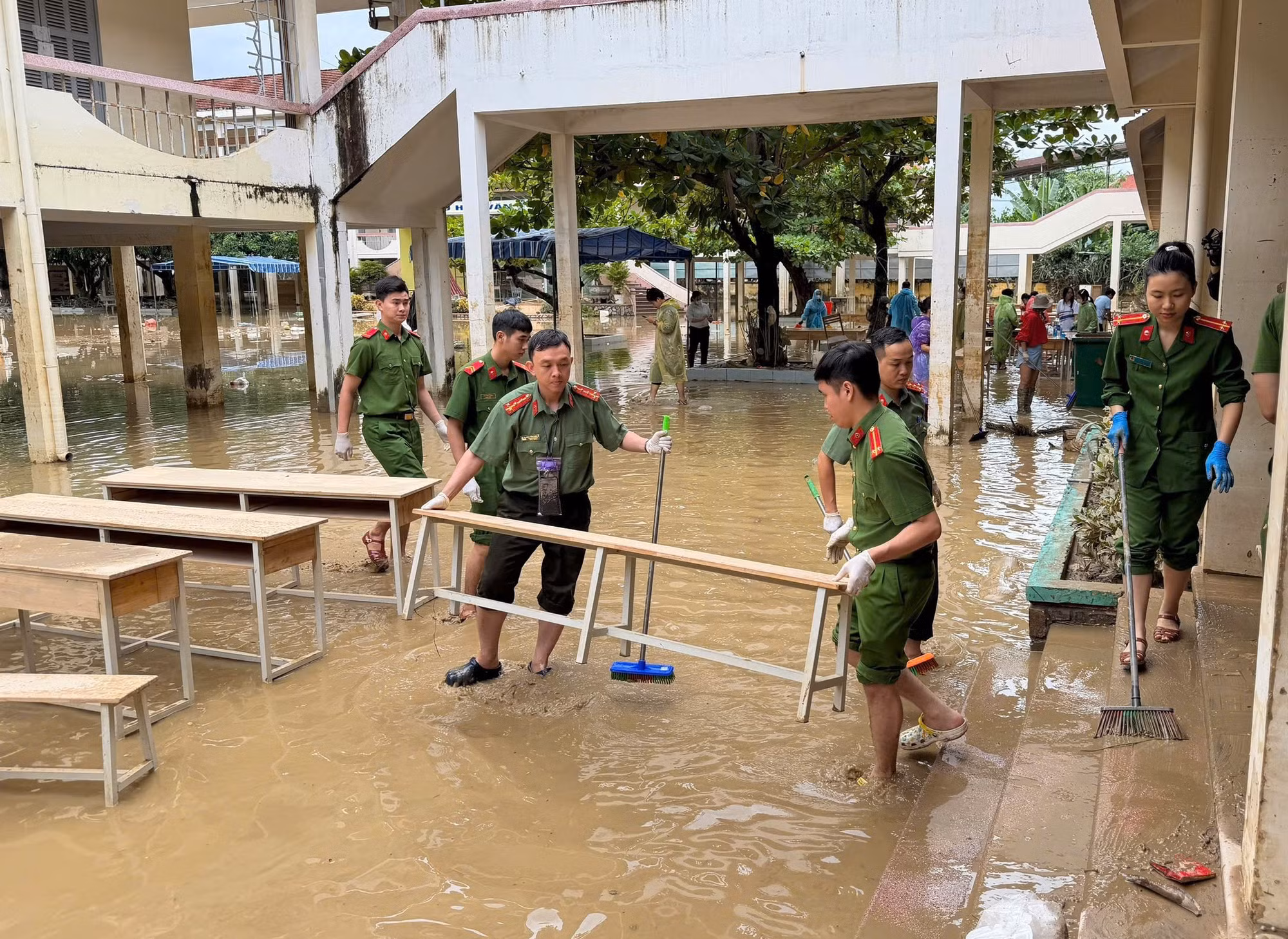 Tuổi trẻ Công an Khánh Hoà hỗ trợ các trường học khắc phụ hậu quả lũ lụt -0