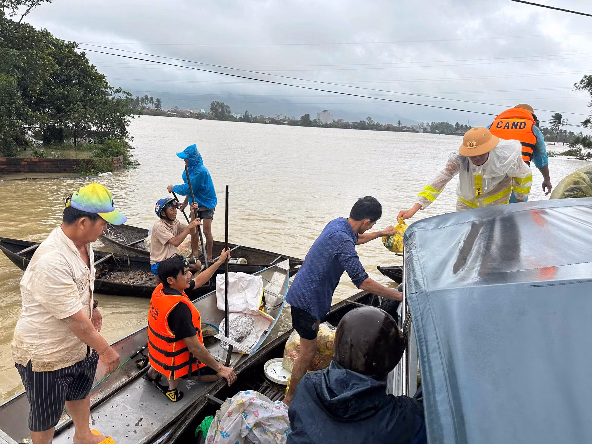 Công an Đồng Nai điều động hơn 130 cán bộ, chiến sỹ xuất quân hỗ trợ Đắk Lắk khắc phục hậu quả bão lũ -0