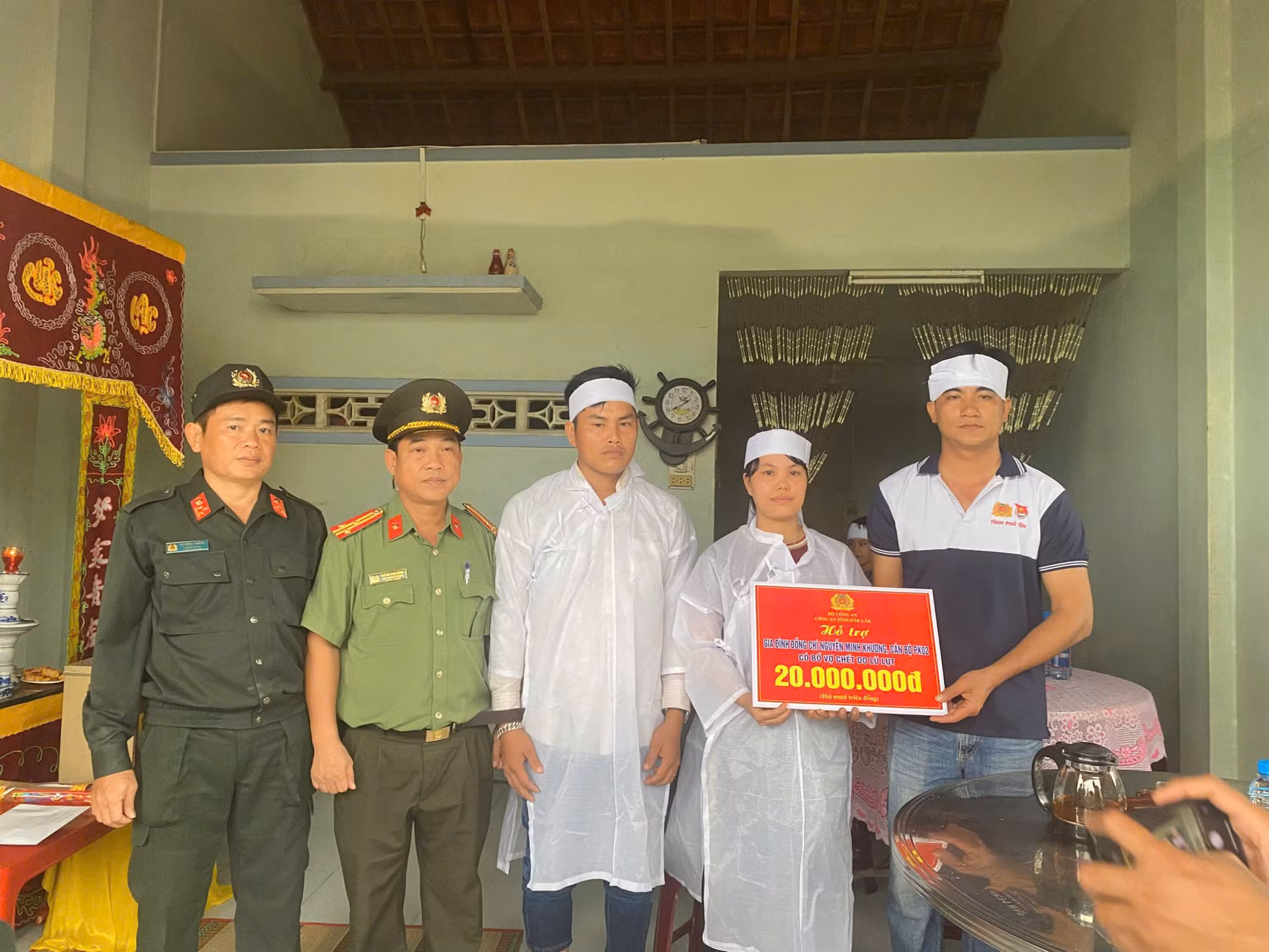 Thăm hỏi động viên gia đình cán bộ Công an tỉnh Đắk Lắk có thân nhân chết trong đợt lũ lụt -0