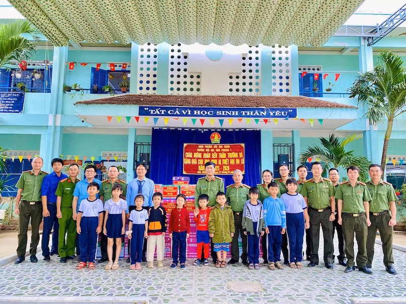 Cục An ninh mạng và phòng, chống tội phạm sử dụng công nghệ cao hỗ trợ người dân bị thiệt hại do mưa lũ tại các tỉnh miền Trung -0