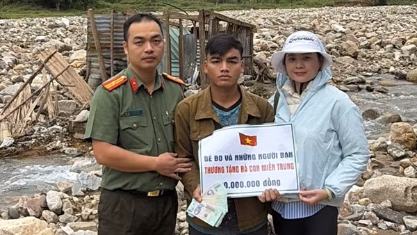 Trao 400 triệu đồng hỗ trợ bà con vùng sạt lở đất Phước Thành