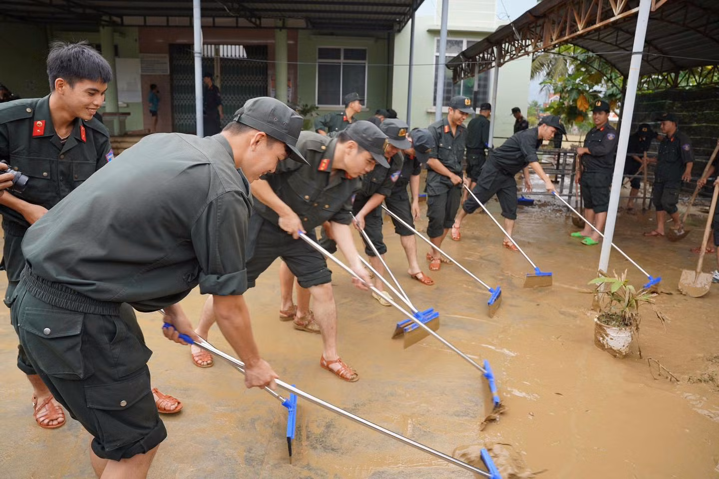 Công an TP Hồ Chí Minh cử hơn 500 cán bộ chiến sĩ đến các tỉnh giúp người dân vùng lũ -2