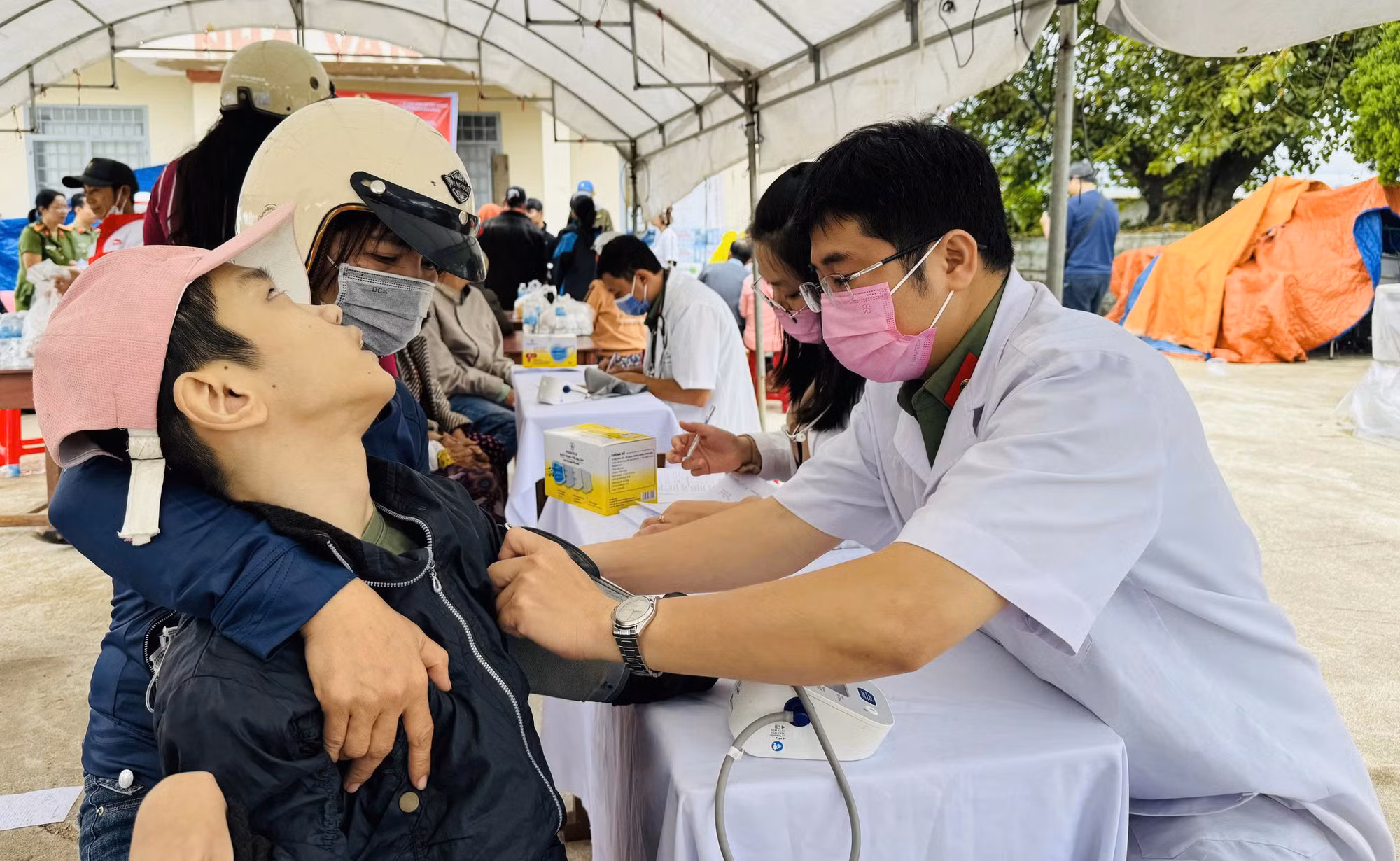 Công đoàn CAND cụm thi đua số 9: Khám bệnh, phát thuốc cho người dân vùng lũ Hoà Mỹ -0