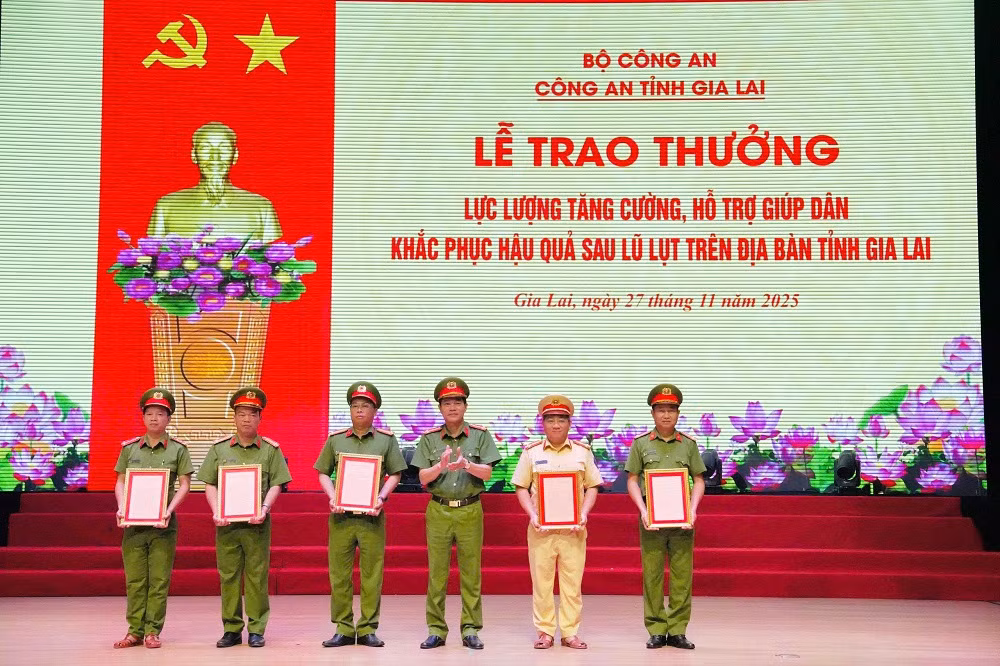 Công an tỉnh Gia Lai cảm ơn các lực lượng tăng cường, chi viện hỗ trợ khắc phục hậu quả mưa lũ -0