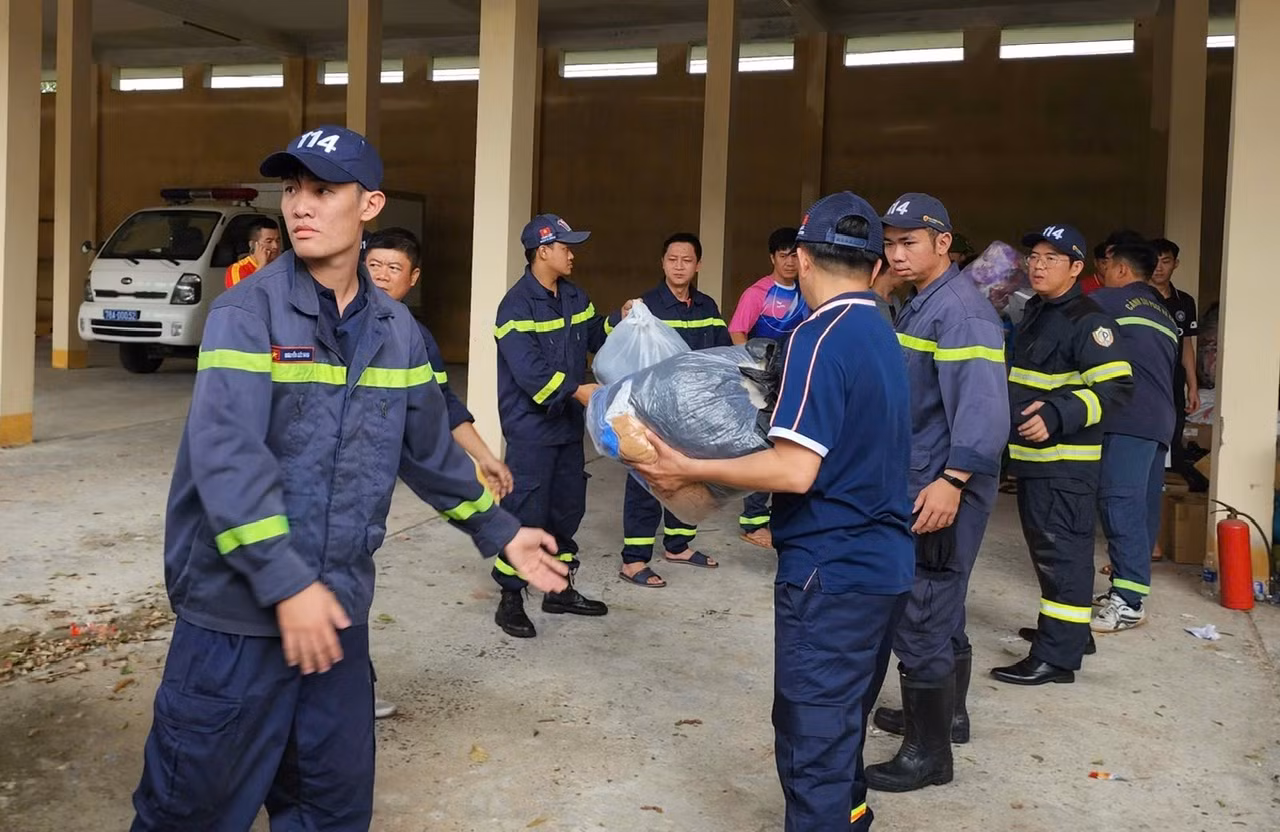 Vừa dọn dẹp vừa vận chuyển 55 tấn hàng giúp người dân vùng lũ -0