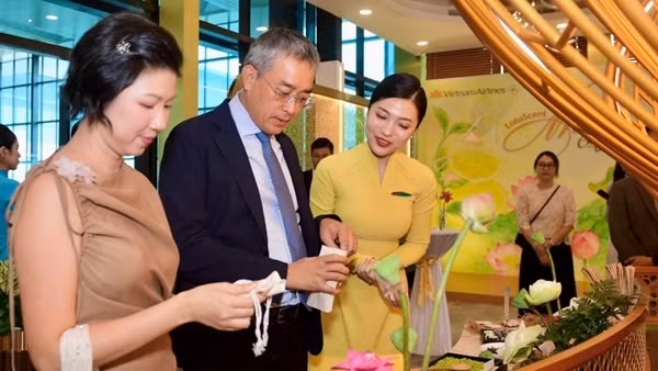 Hàng không Quốc gia của Việt Nam “kể chuyện bằng hương sen”&nbsp;trên hành trình bay