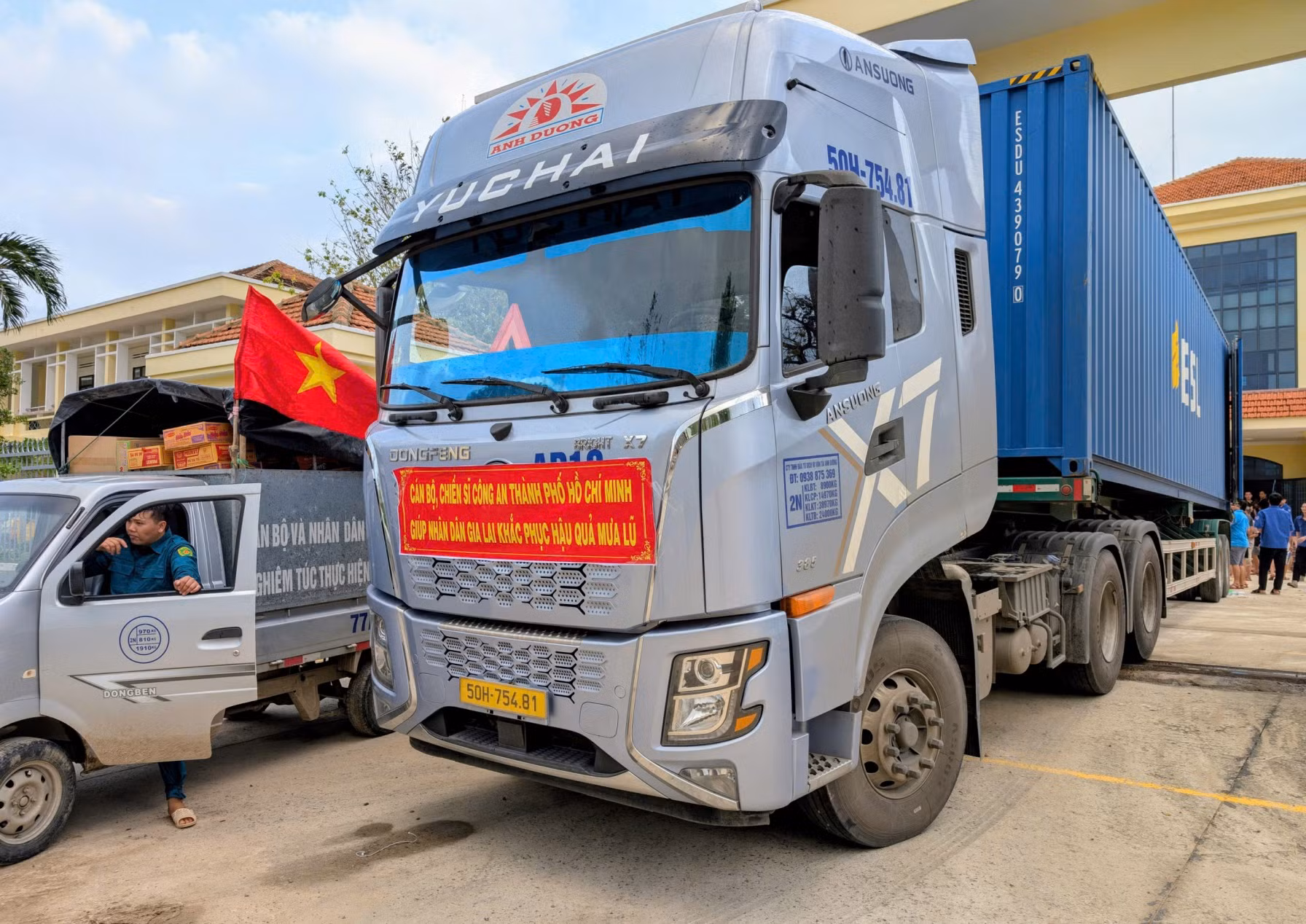 Những hoạt động nghĩa tình của CBCS Công an TP Hồ Chí Minh với đồng bào vùng bão lũ -3