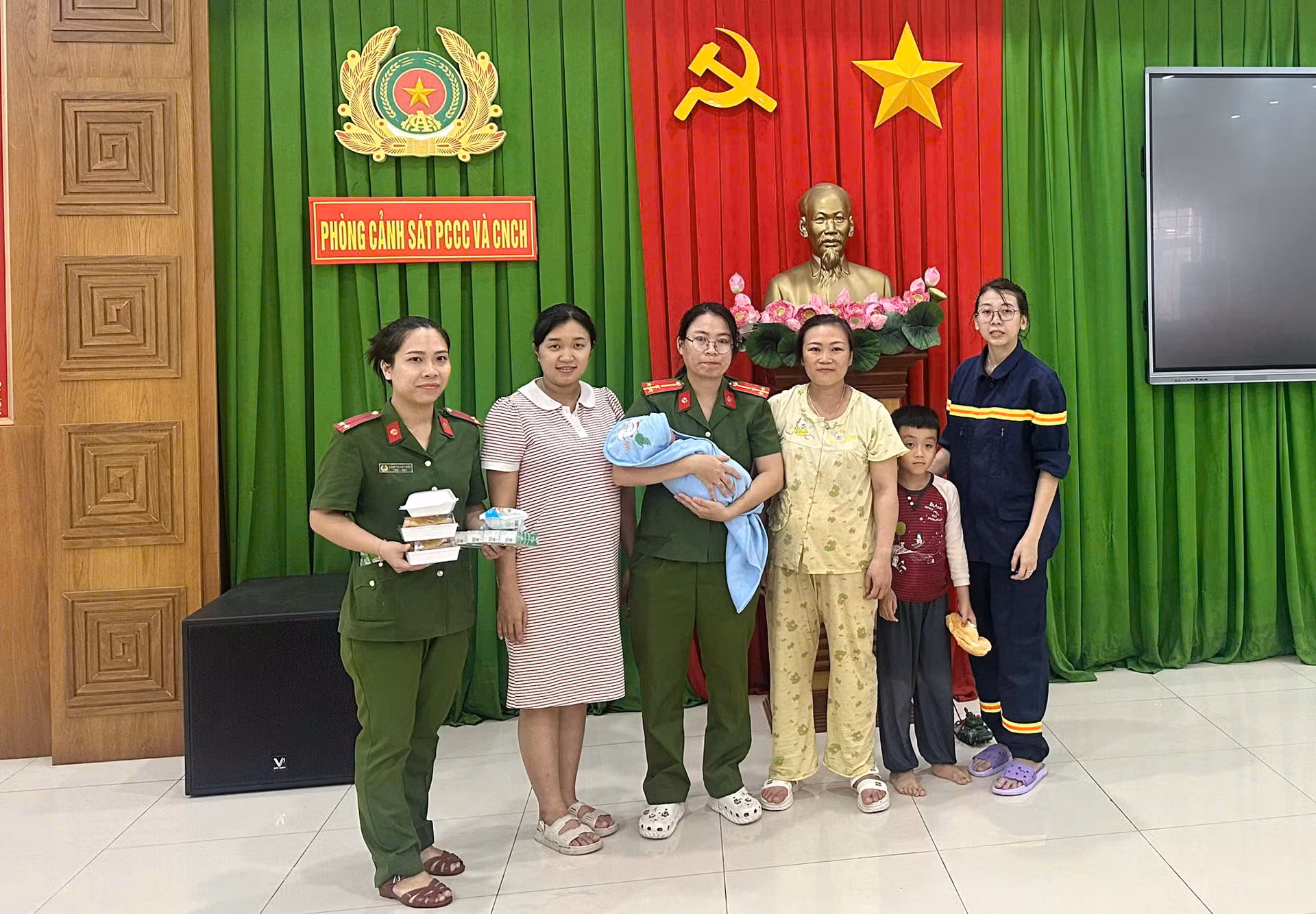  Công an Khánh Hòa tiếp tục nỗ lực cứu giúp dân giữa vùng lũ lụt -0