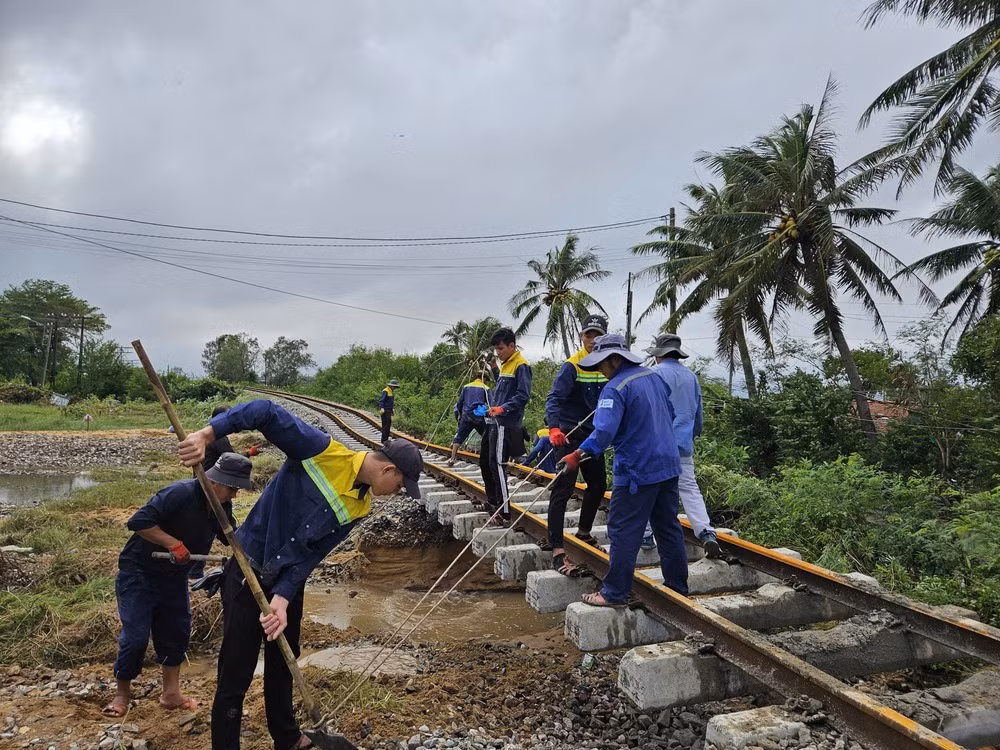Trước 27/11 khắc phục xong hơn 60 điểm sạt lở trên tuyến đường sắt Bắc - Nam -0