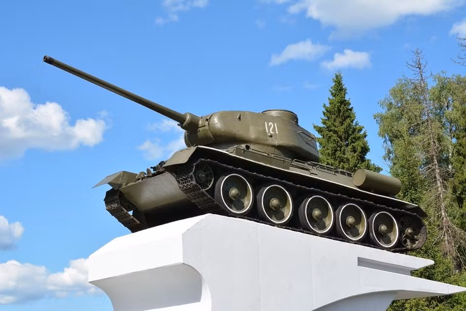 Mikhail Koshkin với chiếc T-34 huyền thoại -0