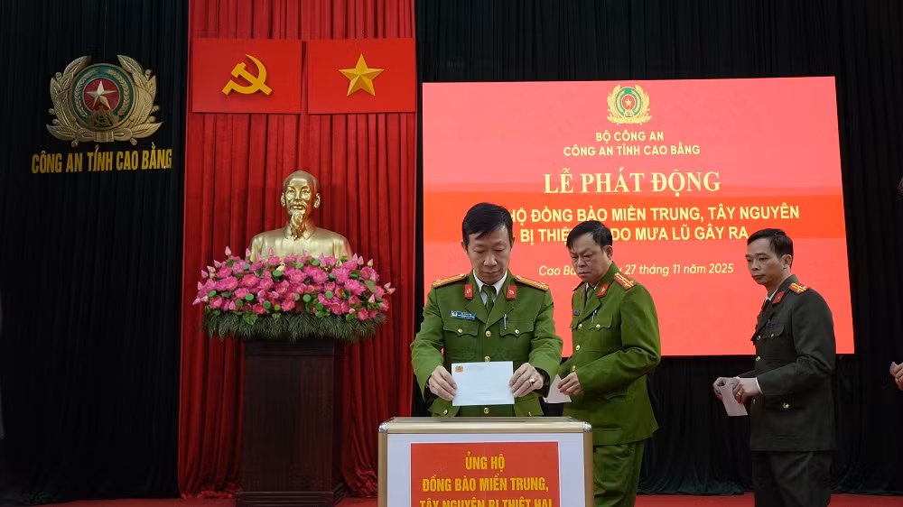 Công an các địa phương ủng hộ đồng bào bị ảnh hưởng bởi lũ lụt -0