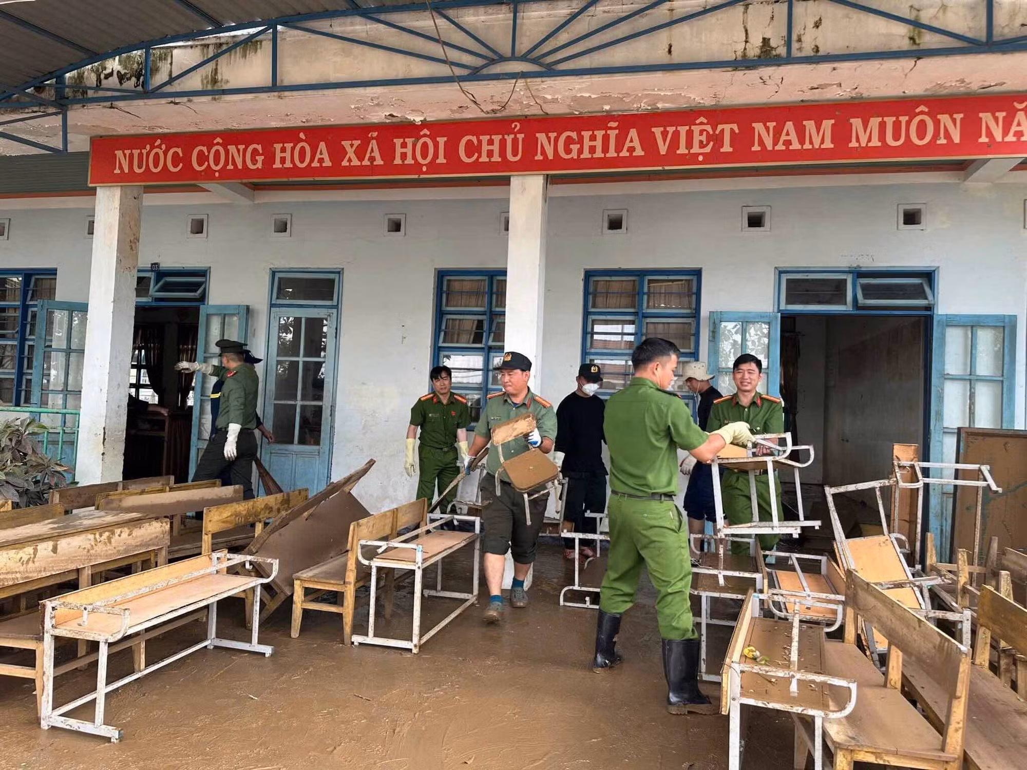 Công an Đồng Nai chuyển gần 200 tấn hàng hỗ trợ đồng bào tại tỉnh Đắk Lắk -8