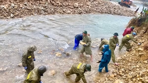 Công an xã ở Huế dầm mình trong mưa rét, khắc phục sạt lở tuyến đường độc đạo