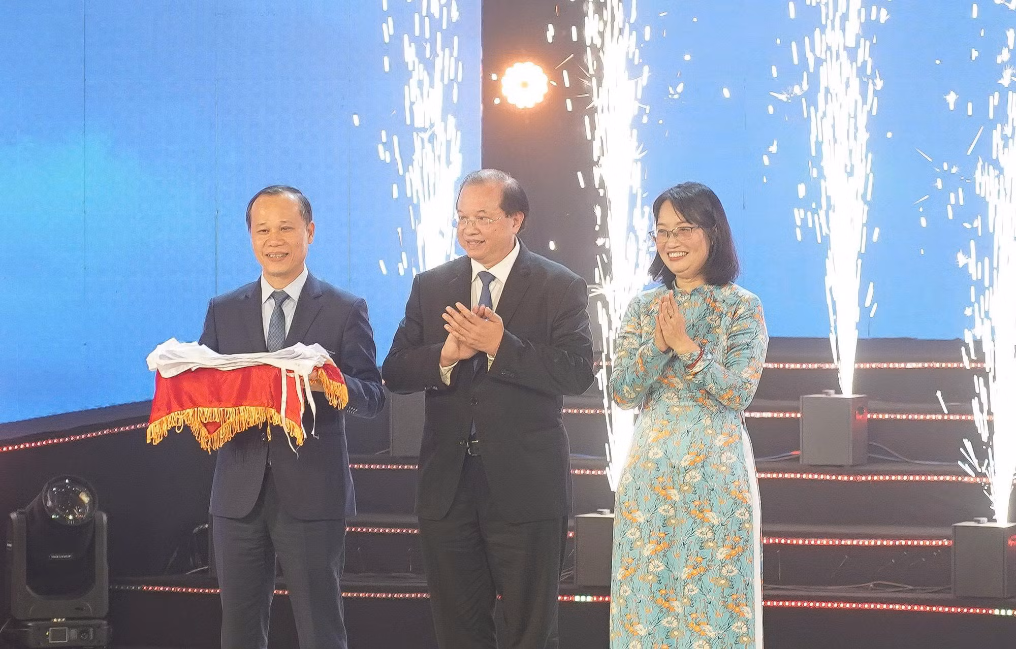Bộ phim “Mưa đỏ” thắng giải Bông Sen Vàng và giải Bông Sen Bạc được trao cho ba bộ phim -0