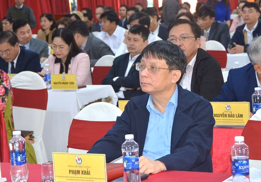 Nhà báo phải trăn trở với đề tài theo kiểu “cả trong mơ còn thức” -0