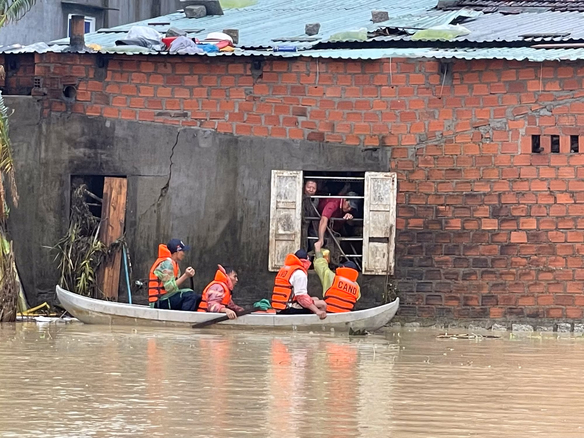 Công an tỉnh Gia Lai cứu trợ, giúp dân trong lũ lụt -0