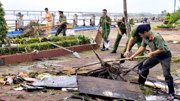 Công an tỉnh Đồng Nai tích cực hỗ trợ bà con vũng lũ ở Đắk Lắk
