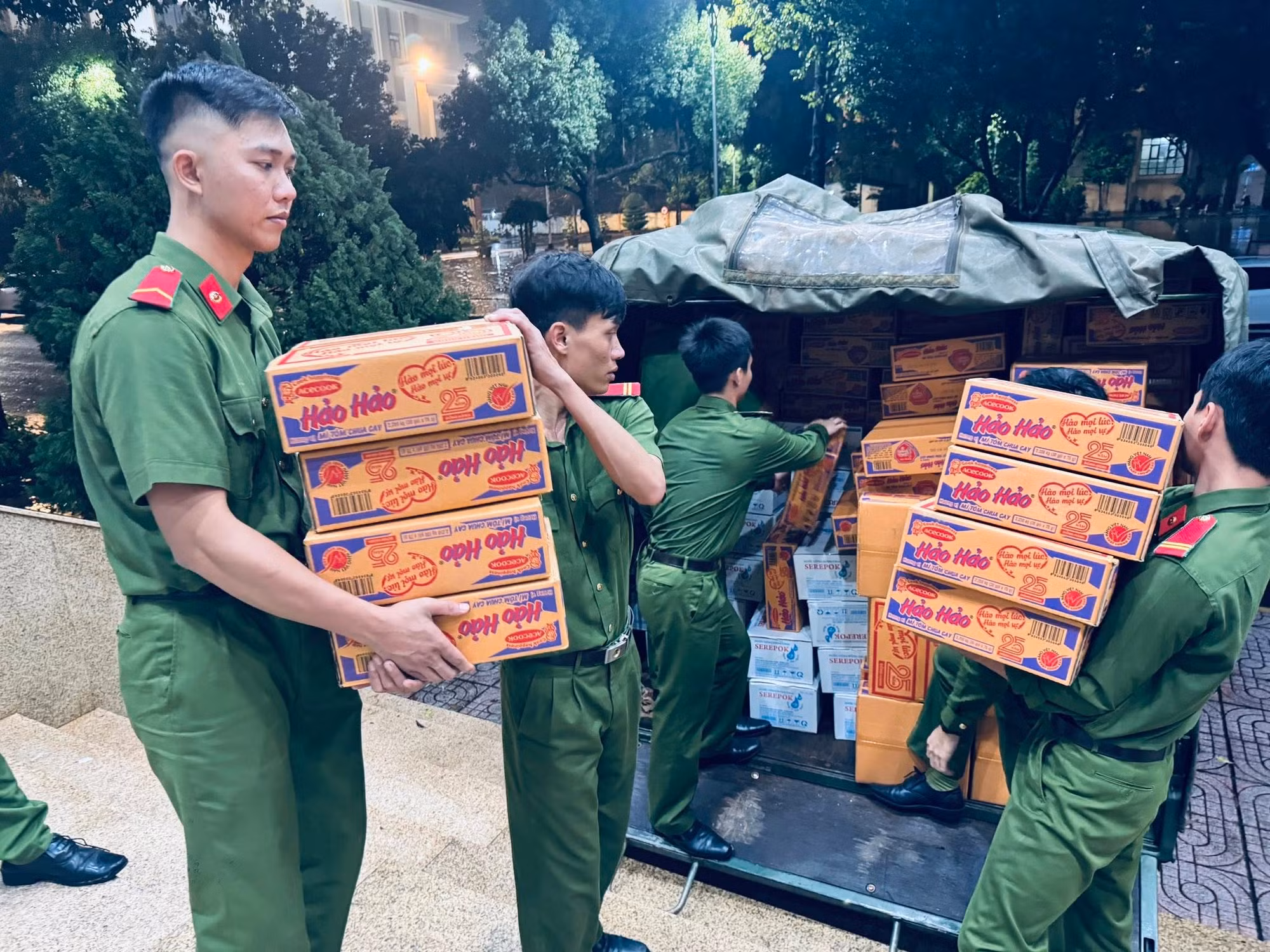 Chuẩn bị hàng chục tấn hàng cứu trợ bà con vùng lũ khẩn cấp trong đêm -0