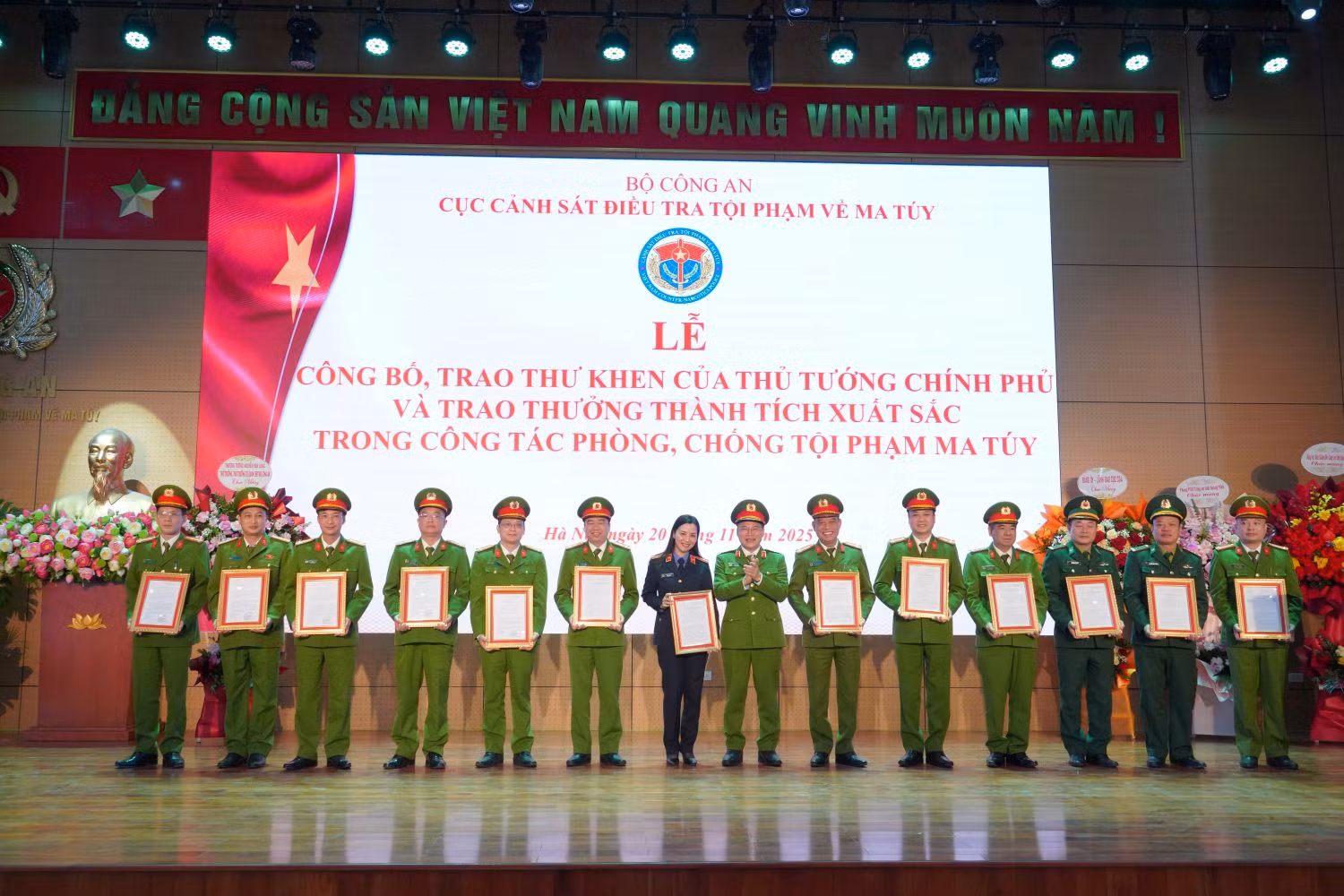 Khen thưởng chuyên án thu giữ 777kg ma túy tổng hợp -0