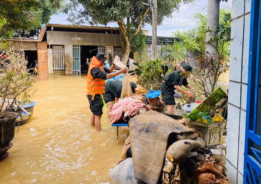 Cảnh sát cơ động Lâm Đồng hỗ trợ nhân dân khắc phục hậu quả mưa lũ -0