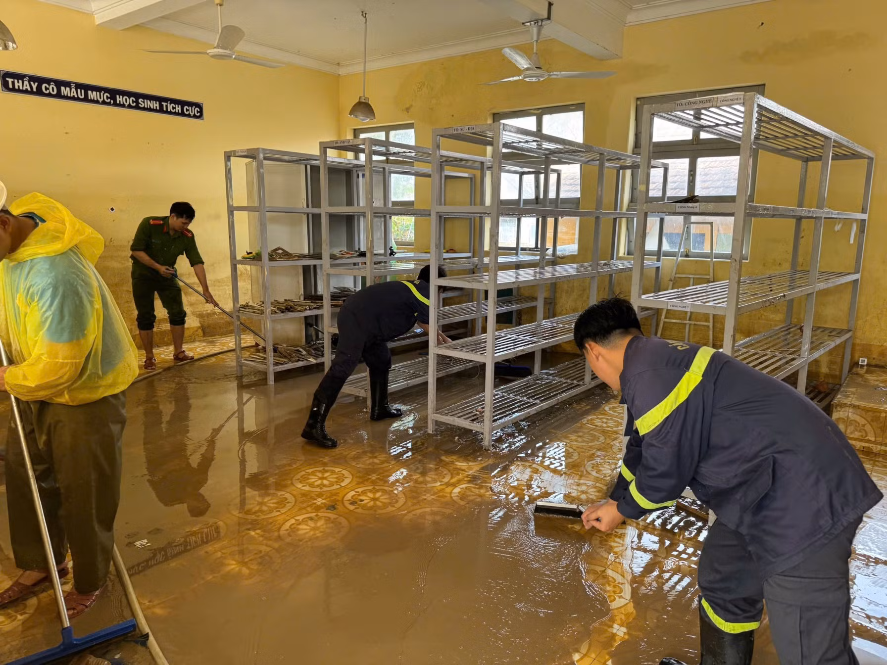 Công an TP Hồ Chí Minh cử hơn 500 cán bộ chiến sĩ đến các tỉnh giúp người dân vùng lũ -0