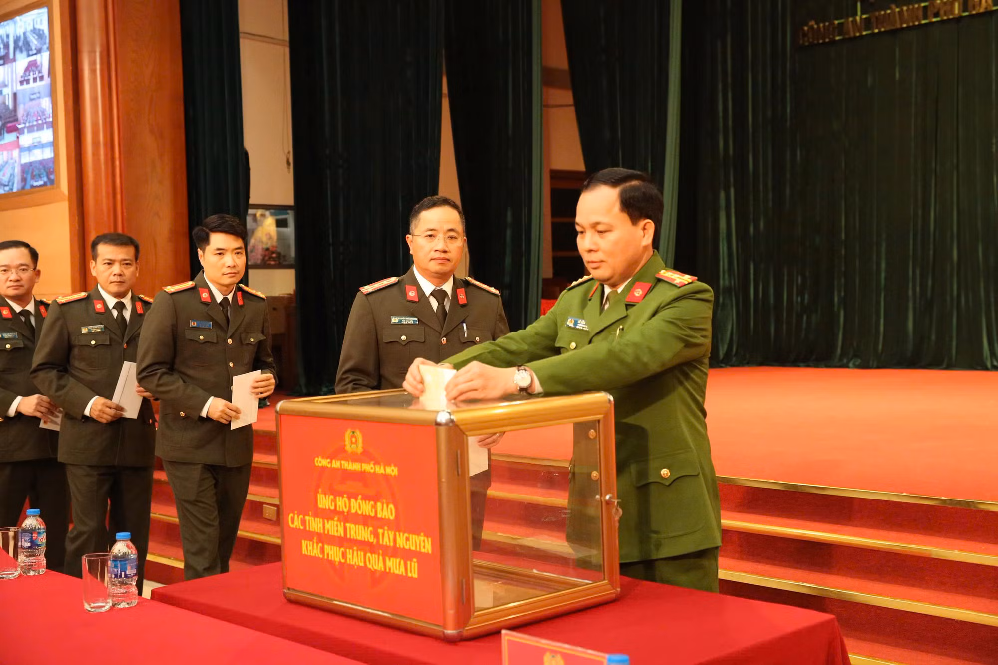 Công an Hà Nội phát động ủng hộ đồng bào miền Trung, Tây Nguyên khắc phục hậu quả mưa lũ -0