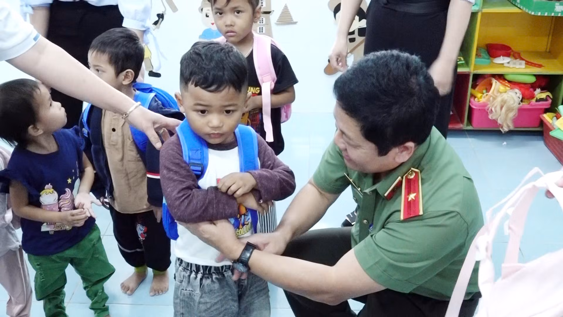 Đoàn công tác Bộ Công an tặng quà Trường Mầm non Hướng Dương ở Khánh Hòa bị ảnh hưởng mưa lũ -0