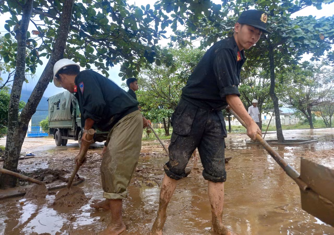 Lũ lụt đi qua, tình quân dân ở lại -0